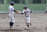 軟式野球決勝　一回1死三塁から暴投で先制のホームを踏み、仲間とタッチを交わす長野日大の三走小林奏（右）