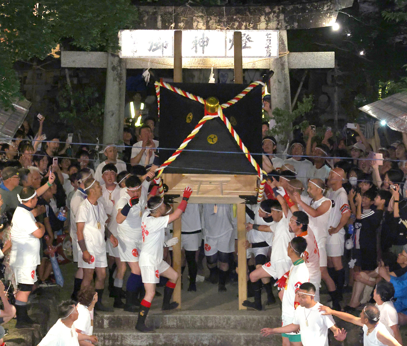 参道の石段転がる「あばれみこし」 宮田村の津島神社、響く歓声｜信濃