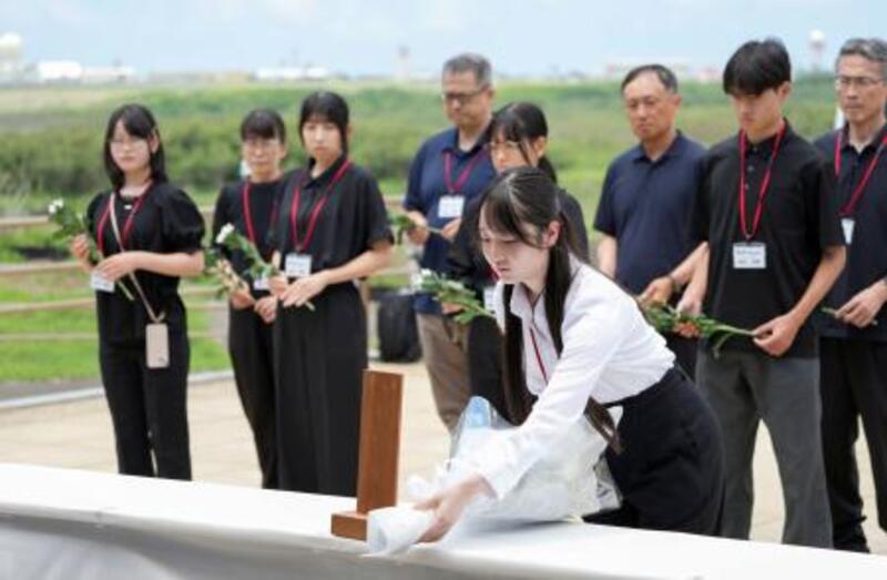 高校生ら、硫黄島で献花 「戦後」作文入賞し訪問｜信濃毎日新聞
