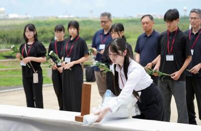 学術的史料　終戦前後の生活状況を生々と語る実逓はがき録【587】 高校生ら、硫黄島で献花 「戦後」作文入賞し訪問｜信濃毎日新聞