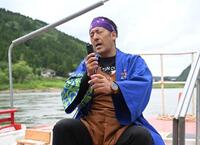 　最上川舟唄を披露する船頭の山科亨さん＝山形県戸沢村