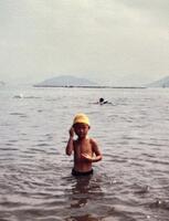 　生まれ育った広島県・江田島の海に入る子どもの頃の井川武さん