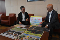 昨年の入賞作品を見る小川さん（左）と代田さん