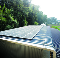 カクイチ製の倉庫の屋根に設置された太陽光発電パネル