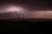 　山で遭遇する雷は山体自体が雷雲に包まれてしまうので、写真などは撮れない。穂高の雷が抜けた後、東側の空に稲光が激しく光っていた。「対岸の火事」ならぬ遠方の稲光である。これだけ離れていると雷鳴も聞こえない＝2012年8月30日・北穂高岳にて