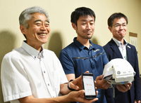 気温や発汗量を計測、分析するサービスで連携する（左から）カナルウォーターの小須田社長、スワテック建設の岩波部長