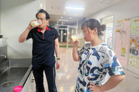 陸上部の練習を終えてプロテインを飲む冨田ゆきのさん（右）と、顧問の松原謙二さん＝冨田さん提供