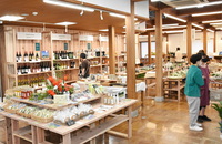 池田町産のハーブを使った商品やお酒などが並ぶ店内