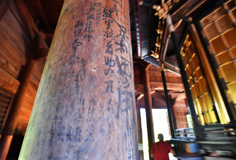 江戸」や「寛永」…歴史を刻む“落書き” 長野市善光寺の経蔵｜信濃毎日
