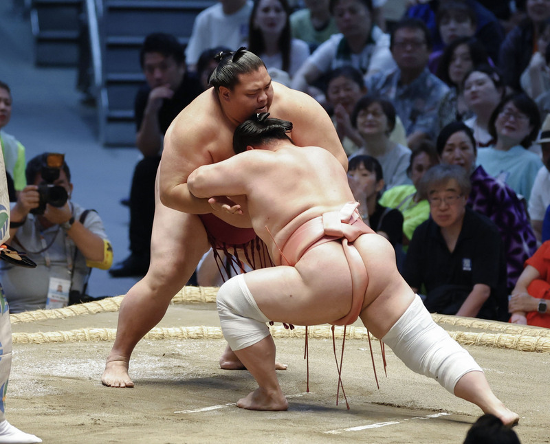 御嶽海は12敗目 取組後に「夏巡業は出るよ」 【大相撲名古屋場所14日目