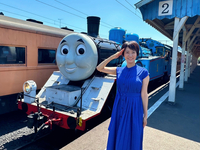 きかんしゃトーマス号と村井美樹さん。昨年7月、念願かなって乗ることができたそうです（村井さん提供）