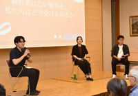 映画祭で作品の感想などを話す大学生ら