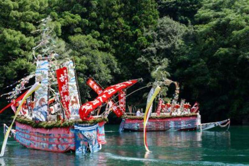 華やかに御舟の水上渡御、和歌山 猛暑の中、古座川で河内祭｜信濃毎日