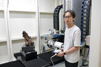 　福井県立大恐竜学部に導入されたエックス線CT装置を操作する河部壮一郎教授＝福井県勝山市