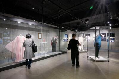 羽生結弦、写真集記念展 一点もの衣装、華やかに｜信濃毎日新聞