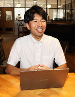 同僚と談笑する桑子さん