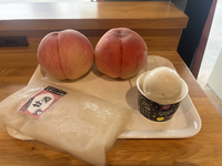 桃甘酒ジェラートと、原料の村内産のあかつき、甘酒