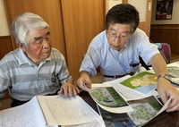 岩手県滝沢市の戦後開拓地訪問に向け、打ち合わせをする仲田さん（左）と寺沢さん＝25日、松川町