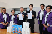 服部支店長（中央左）と小口支店長（同右）に依頼文を手渡し、写真に納まる4人の大総代