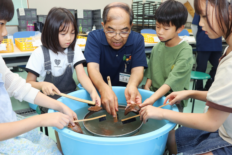 長野県埋蔵文化財センターで「夏休み考古学チャレンジ教室」 220人が
