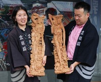 下諏訪町をイメージした脇障子を持つ立川さん（左）。右は南知多町をイメージした脇障子