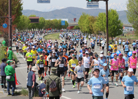 長野マラソンのランナーたち＝4月19日、長野市真島
