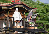 山車の上でしたためた「柱」の文字をお披露目するからくり人形