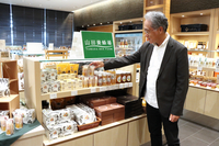 山田養蜂場の商品も並べた「くらすわ諏訪本店」の売り場を確認する田中社長＝31日、諏訪市