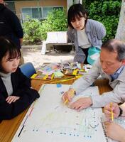 　「逃げ地図」を作成するワークショップの参加者＝東京都足立区