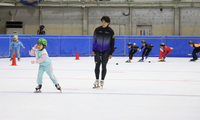 佐々木さん（中央）が見守る中、スケートを楽しむ子どもたち