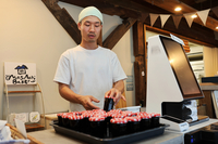製造したジャムを確かめる徳永さん