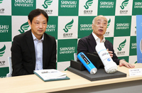 信大独自の技術や「信水」の事業について説明する遠藤特別栄誉教授（右）と池田社長