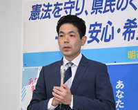 敗戦の弁を述べる武田良介さん＝9日午後8時4分、長野市高田の選挙事務所