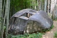 　「益田岩船」の上部には方形の穴が開いている＝奈良県橿原市
