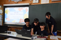「MM（松本・未来）サミット」で他校の生徒に質問する松島中生徒会の役員たち＝7月14日、松本市
