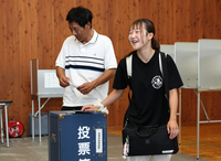 初めて投票に訪れた18歳の大学生（右）＝9日午前9時10分、松本市高宮児童センター