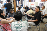対話集会で車座になって話す阿部守一氏（手前右）＝6日、下諏訪町