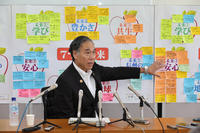 記者会見で選挙戦を振り返る阿部守一氏＝10日、長野市