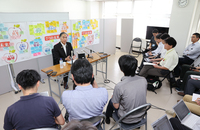 記者会見で5期目の県政運営などについて語る阿部守一氏＝10日、長野市
