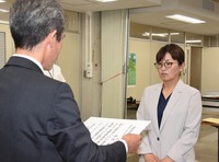 当選証書を受ける師岡さん（右）