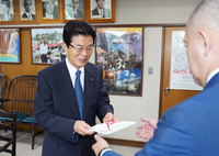 臥雲市長（右）に寄付金の目録を手渡す神沢会長