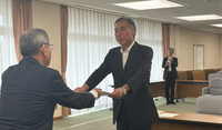 当選証書を受け取る阿部氏＝12日、県庁議会棟