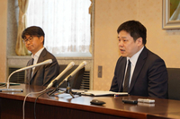 記者会見する一瀬支店長（右）と真川前支店長