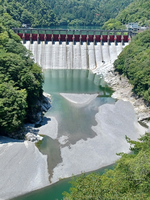 先の大戦中に建設工事が始まった平岡ダム。抱えた歴史をどう継いでいくか今なお重い課題だ＝天龍村