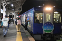 停車中のハイレール1375の写真撮影を楽しむ参加者たち