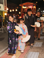 盆唄に合わせ、浴衣姿で踊りを楽しむ人たち＝14日午後9時40分、阿南町新野
