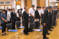 東御市平和祈念式で、戦没者に対し黙とうをささげる出席者