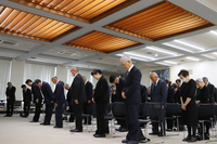 戦没者に黙とうをささげる参加者たち