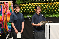 「平和への思い」を発表する藤沢さん（右）と桐山さん