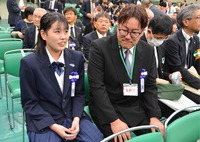 式典終了後、献花補助者を務めた感想を語る山本夕夏さん（左）と父の勝彦さん＝15日、東京都千代田区